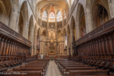 <center>Cathédrale Saint-Étienne </center>Le chœur est constitué de stalles en bois autrefois clôturées par un jubé, doté d'un orgue de chœur et d'une plateforme pour la maîtrise, et se termine par une nécropole épiscopale, située sous l'autel accessible après plusieurs marches délimitées par une balustrade