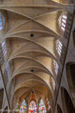 <center>Cathédrale Saint-Étienne </center>Le 9 décembre 1609, un terrible incendie se propage dans la charpente et ravage le mobilier du chœur. Le maître maçon Pierre Levesville est choisi pour mener à bien les travaux. Il surélève les contreforts et lance les arcs-boutants pour soutenir les voûtes d'ogives. Il reprend la construction à partir du triforium en élevant les murs du vaisseau central du chœur, sans toutefois atteindre la hauteur prévue du temps de Bertrand de l'Isle. Il perce de grandes fenêtres dont le décor forme un réseau de pierre dans le style du gothique flambo Le projet initial prévoyait une hauteur de plafond de 40 mètres, la voûte n'est aujourd'hui que de 28 mètres.
