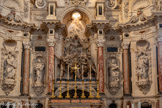 <center>Cathédrale Saint-Étienne </center>Le retable représente en son centre la lapidation de saint Étienne, sculptée par Gervais Drouet en 1667, et le tétramorphe dans l'ordre suivant : Luc et un taureau, Matthieu et un homme, Marc et un lion, Jean et un aigle, les deux extrêmes étant couronnés d'une majestueuse coquille Saint-Jacques. Ces 4 statues ont été sculptées par Marc Arcis en 1727.