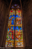 <center>Cathédrale Saint-Étienne </center>La chapelle de la Sainte-Croix. En haut, saint Louis apportant la couronne d'épines.