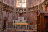 <center>Cathédrale Saint-Étienne </center>La chapelle de la Sainte-Croix. Commencée à la fin du XIIIe siècle, elle fut voûtée après la mort de Bertrand de l’Isle, comme en témoigne sa clef figurant une Croix en forme d’arbre soutenue par deux anges et postérieure au style des clefs des chapelles nord, d'une facture beaucoup plus riche.
Elle fut défigurée par une restauration radicale entre 1834 et 1839. En 1879, on tenta de rétablir un cadre digne d’abriter un fragment de la Vraie Croix, offert par la famille Doujat d'Empeaux : on établit un sol en mosaïque, à fleurs de lys, les vitraux furent re-faits, une peinture bleue a étoiles d'or couvrit la voûte, et de nombreuses représentations de la couronne d’épines couvrirent les murs.