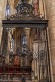 <center>Cathédrale Saint-Étienne </center>Les chanoines décident en 1764 de fermer le chœur par des grilles en fer forgé, dont la réalisation est confiée au serrurier Bernard Ortet.