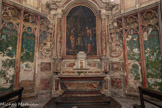 <center>Cathédrale Saint-Étienne </center>Chapelle Saint Joseph. La clef porte, sur un fond lisse, l’effigie d'un roi siégeant, tenant un sceptre, les pieds posés sur le dos d'un lion.
De part et d'autre, un ange soutient le trône. Il s'agit sûrement de Saint Louis, représenté entre 1270, date de sa mort, et 1297, date de sa canonisation.
Sa présence commémore ses liens avec l'Eglise pour œuvrer au rattachement du Languedoc à la couronne de France, préparé dès 1229, effectif en 1271 ; et le style de la sculpture se réfère à celui d'un atelier royal.
Le retable actuel est une œuvre classique, datée de 1681.
La toile l'accompagnant alors a été remplacée vers 1880 par une œuvre anonyme représentant le mariage de la Vierge et de Saint Joseph, actuel patron de la chapelle.