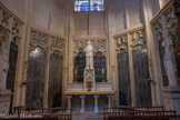 <center>Cathédrale Saint-Étienne </center>La chapelle de sainte Jeanne-d'Arc. Sur la clef  est sculpté l’archange Saint Michel, tenant d’une main une balance où sont déposés de petits personnages incarnant des âmes, et de l’autre une lance menaçant un monstre infernal. Cette chapelle était voûtée vers 1279, comme ses voisines.
Son décor actuel fut installé en 1922, correspondant à son nouveau vocable : on en fit alors un mémorial de la guerre de 1914-1918, où les statues de Sainte Clotilde à droite et de Sainte Geneviève à gauche entourent celle de Jeanne d’Arc et intercèdent pour le repos de l’âme des paroissiens de Saint-Etienne victimes de cette guerre.