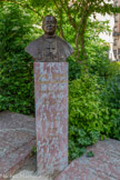 <center>Cathédrale Saint-Étienne </center>Le square Saliège. Jules-Géraud Saliège, né à Mauriac au lieu-dit Crouzit Haut le 24 février 1870 et mort à Toulouse le 5 novembre 1956, est un homme d'Église, évêque, puis archevêque de Toulouse et cardinal, particulièrement connu pour ses prises de position pendant l'Occupation, où il dénonça les déportations de Juifs, le STO et les exactions nazies. Le 23 août 1942, Jules Saliège ordonne la lecture, dans toutes les paroisses de son diocèse, d'une lettre pastorale intitulée Et clamor Jerusalem ascendit. Le monument du Cardinal Jules Saliège, élevé en 1986,  à côté de la cathédrale, cite sa fameuse lettre. Au sol, deux plaques de marbre rouge sont posées à plat. Elles sont gravées du texte de la Lettre sur la personne humaine, écrite et publiée en 1942. Au centre, un piédestal de marbre rouge porte le buste de Jules Saliège, réalisé par l'abbé Moussié.