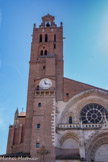 <center>Cathédrale Saint-Étienne </center>Au XVe siècle, l'archevêque Pierre du Moulin jette les bases dugrand prtail, de style flamboyant. Au XVIe siècle l'archevëque Jean d'Orléans reprend le plan de Bertrand d'Orléans et fait construire l'énorme pilier qui porte son nom et qui annonce la construc tion du transept. Il construit aussi le clocher contre le clocer roman, terminé en 1531. Il abrite aujourd'hui un carillon de 17 cloches sacrées et 3 cloches civiles d'horloge en montre au sommet.