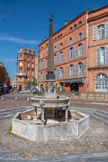<center>La place Saint-Étienne</center>La fontaine de la place Saint-Étienne date du XVIe siècle et illustre le style de la Renaissance toulousaine. En 1523, le parlement ordonne que soit établie une fontaine publique, la première de la ville. Les travaux commencent en 1545 par la réparation et le prolongement des aqueducs qui descendent de la colline du Calvinet, tandis que la nouvelle fontaine est édifiée entre 1547 et 1549 par Jean Rancy. Elle est restaurée et modifiée en 1593 selon un projet de l'architecte Antoine Bachelier. Un premier bassin octogonal reçoit l'eau de la bouche de quatre mascarons à tête fantastique qui ornent la vasque supérieure portée par quatre colonnettes. Au-dessus se dresse un obélisque de marbre rouge, installé par Antoine Bachelier, porté par un soubassement à quatre niches et reposant sur quatre boules en bronze. À l'intérieur des niches, des marmousets en bronze, fondus par Pierre Chevenet en 1593 et restaurés par Pierre Affre en 1649, rejettent l'eau par la gueule de poissons qu'ils tiennent dans leur main. L'obélisque est surmonté d’un ornement en bronze.