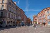 <center>La place Saint-Étienne</center>En face, la rue Croix-Baragnon. A gauche : L'immeuble, de style classique, est construit dans la deuxième moitié du XVIIIe siècle à l'angle de la rue Pierre-de-Fermat. Sa façade est symétrique, elle se développe sur trois travées et s'élève sur trois étages décroissants. Le rez-de-chaussée est ouvert par deux arcades de boutique en plein cintre, séparées par une fenêtre. Il est orné de bossages continus. Aux étages, la façade est encadrée par des dosserets monumentaux et des tables rectangulaires en saillie séparent les niveaux et les travées. Les fenêtres sont rectangulaires et ornées de balconnets dotés de garde-corps en fer forgé. Le dernier niveau est traité comme un étage d'attique. L'édifice est couronné par une large corniche moulurée à modillons. L'immeuble suivant est construit probablement à la fin du XVIIIe siècle, puis remis au goût du jour au début du XIXe siècle. Il s'élève sur quatre niveaux (un rez-de-chaussée et trois étages décroissants), séparés par des cordons de brique. La façade, de style néo-classique, est symétrique. Au 1er étage, les fenêtres sont surmontées par une corniche et dotées d'un balcon filant qui repose sur des consoles en pierre et orné d'un garde-corps en fer forgé à motifs géométriques. Au 2e étage, elles sont mises en valeur par un chambranle à ressaut et sont dotées de petits garde-corps en fonte. L'élévation est couronnée par une corniche à modillons.