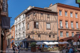 <center>La rue Croix-Baragnon.</center>La maison se situe à l'angle des rues des Arts et Croix-Baragnon, mais sa façade principale, longue de deux travées, est bien sur la première. La façade en corondage est construite au XVIe ou au XVIIe siècle. Elle est en pan de bois à grille et décharge, hourdé de briques. Le poitrail en bois au-dessus de l'entresol est de longue portée et supporté par un système en T. L'assemblage des sablières de plancher, du poitrail et des sablières de chambrée, à l'angle de la maison, est particulièrement complexe. <br> L'immeuble d'à côté, d'un style classique sévère, date de la deuxième moitié du XVIIIe siècle. L'élévation à six travées est symétrique. Le rez-de-chaussée est formé de deux arcades en plein cintre qui encadrent deux arcades en anse de panier. Les fenêtres sont rectangulaires avec des appuis en pierre. Un important cordon mouluré sépare le 1er étage des autres niveaux. Les fenêtres des 2e et 3e étages ont un chambranle renfoncé et sont séparées par un motif de table. Les fenêtres du 2e étage sont protégées par de remarquables garde-corps aux motifs végétaux en fer forgé. Une corniche à modillon surmonte l'élévation.