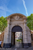 <center>La rue Croix-Baragnon.</center>Le Palais consulaire, ancien hôtel de Ciron-Fumel.. Un hôtel particulier est construit au milieu du XVIIe siècle pour Jean Baptiste de Ciron, seigneur de Carmaux et président au parlement de Toulouse. En 1742, il passe à deux membres de la famille Roux, mais dix ans plus tard, il est vendu au comte Joseph de Fumel, puis, en 1769, il est acheté par la municipalité et largement remanié pour devenir la résidence des premiers présidents du parlement. en 1790, le parlement est supprimé et la ville cède l'hôtel au Directoire du Département, qui le quitte en novembre 1799 pour s'installer dans l'ancien archevêché. En conséquence, trois ans plus tard, à la suite du Concordat, l'hôtel est affecté au logement du nouvel archevêque. Mais un siècle plus tard, en décembre 1906, en vertu de la loi de séparation, l'hôtel de l'Archevêché est désaffecté, puis vendu à la Chambre de commerce de la ville qui en prend possession en 1913. Le portail, à l'angle des rues d'Alsace-Lorraine et Croix-Baragnon (fin du XIXe siècle). Dans le fronton, le blason de la Chambre de commerce et d'industrie.