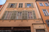 <center>La rue des Filatiers</center>Maison de l’Affaire Calas. C'est dans cette maison que vit la famille Calas lorsque, le soir du 13 octobre 1761, Marc-Antoine, le fils du protestant Jean Calas, est retrouvé mort dans l'arrière-boutique. Le bâtiment, en corondage, est construit à la fin du XVe siècle ou au début du siècle suivant, comme en témoigne la porte d'entrée, déplacée dans un corps de bâtiment sur cour, qui présente un linteau de style gothique, sculpté en forme d'accolade. La façade sur la rue a reçu un décor néo-classique en bois au XIXe siècle.  Aux étages, la façade est encadrée de pilastres colossaux à chapiteaux ioniques, qui soutiennent une corniche à denticules. Les fenêtres ont un appui en bois, soutenu par de petites consoles, et celles du 1er étage sont surmontées d'une corniche. La fenêtre centrale du 1er étage n'a été percée qu'au XIXe siècle, tandis qu'un simple encadrement de fenêtre a été placé au 2e étage, dans un souci de symétrie.