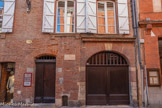 <center>Rue Croix-Baragnon</center>Hôtel de Bonnefoy. Cet hôtel est construit vers 1513 dans le style gothique, mais on distingue déjà les premières influences de la Renaissance. Il conserve cependant des éléments plus anciens, avec des traces de fenêtres gothiques du XIVe siècle, comparables à celles de la Maison romano-gothique. Au rez-de-chaussée, la porte cochère en plein cintre est située à droite de la façade. La clef de l'arc, en pierre de taille, porte une inscription latine : Fixa polo requies 1729. Une corniche surmonte l'ensemble. À sa gauche, la porte piétonne, aménagée à la même époque, est inscrite dans une ancienne arcade du XVIe siècle.