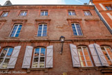 <center>Rue Croix-Baragnon</center>Hôtel de Bonnefoy. L'élévation sur la rue Croix-Baragnon, divisée en cinq travées irrégulières, témoigne de plusieurs périodes de construction : si les vestiges les plus anciens datent du XIVe siècle, la façade a été largement remaniée au début du XVIe siècle, avant que les baies soient en partie reprises dans la première moitié du XVIIIe siècle. L'élévation est surmontée d'une corniche moulurée. À gauche de la façade, une fenêtre a été bouchée. Au 1er étage, les cinq fenêtres sont segmentaires et couronnées d'une corniche. Elles témoignent d'une campagne de travaux dans la 2e moitié du XVIIe siècle. Des arcs de décharge plus anciens, probablement du XVIe siècle, sont visibles au-dessus de la fenêtre de la première travée à gauche et de la 4e travée à droite. Une corniche moulurée sépare le 1er et le 2e étage. À ce niveau, les fenêtres sont semblables à celles du 1er étage. Cependant, des traces de baies médiévales, du temps où cet étage était le 1er niveau, sont encore visibles sous des arcs de décharges. Ces baies géminées aux arcs brisés outrepassés ont une forme très proche de celle de la Maison romano-gothique. À gauche, les baies géminées ont été également bouchées et remplacées par une petite fenêtre de style gothique, surmontée d'une accolade. Le dernier étage, de moindre hauteur, est percé de simples fenêtres rectangulaires.