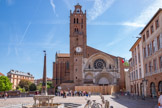 <center>Cathédrale Saint-Étienne </center>La cathédrale a été bâtie sur les fondations d'une chapelle construite par saint Saturnin au IIIe siècle, et reconstruite par saint Exupère 150 ans plus tard. On ne connaît pas les origines de la cathédrale. Ses premières traces datent de 1071, quand l'évêque Isarn de Lavaur décida de reconstruire l'édifice alors en ruine. Consacré en 1096, il avait probablement les dimensions de la nef actuelle. Jusqu'au XIIIe siècle, les plans de l'église romane furent sans cesse modifiés. Au début du XIIIe siècle la cathédrale est rebâtie sur les fondations de l'ancienne. L'évêque Foulques réunit les 3 nefs d'Isarn en 1 seul nef  de 19 mètres de largeursd e 15 m de long et de 20 mètres de hauteur. Elle est considérée comme le premier exemple du gothique méridional. Après la mort en 1271 d’Alphonse de Poitiers, frère de saint Louis, qui avait entraîné l'annexion définitive du comté de Toulouse à la Couronne de France, l’évêque Bertrand de L‘Isle-Jourdain (1270-1286) entreprit, sans doute en 1275, d’élever un ambitieux édifice selon les principes artistiques dominants du royaume de France, le style gothique du Nord.. Aligné sur le mur nord du cloître roman et long de 60 m d'est en ouest, son chœur est deux fois plus large que la nef raimondine.