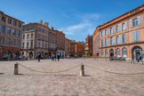 <center>La place Saint-Étienne</center>A droite, l'hôtel particulier est construit au milieu du XVIIIe siècle, dans le style classique, à l'emplacement d'un immeuble qui appartient avant 1685 à Louis de Froidour, grand maître des Eaux et des Forêts de Languedoc et de Gascogne. La construction est cependant attribuée à la famille Anceau, qui occupe l'hôtel à partir de 1695. Sur la place Saint-Étienne, l'élévation s'élève sur trois étages, mais elle ne s'étendait à l'origine que sur les cinq travées de gauche. Elle était alors symétrique et s'organisait autour de la porte cochère qui s'ouvre dans la travée centrale, mise en valeur par des pilastres superposés. Les étages sont décroissants et séparés par des cordons de brique. Le rez-de-chaussée est ouvert par des arcades en plein cintre ornées d'un mascaron en pierre. Aux étages, les fenêtres segmentaires possèdent un appui mouluré en pierre et portent une agrafe en pierre. Un entablement couronné par une corniche à denticules sépare le dernier étage du comble à surcroît, décoré de motifs de tables. Au milieu du XXe siècle, l'immeuble voisin (ancien no 12) est intégré à l'hôtel et sa façade est reconstruite dans le même style.