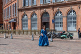 <center>La place Saint-Étienne</center>Hôtel Froidour-Anceau. Le rez-de-chaussée est ouvert par des arcades en plein cintre ornées d'un mascaron en pierre.