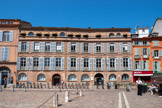 <center>La place Saint-Étienne</center>Un hôtel particulier est élevé au milieu du XVIIe siècle pour la famille de Cambon. Il est agrandi dans le premier quart du XIXe siècle. La longue façade sur la place Saint-Étienne, de style classique, se développe sur neuf travées : les cinq travées de droite correspondent au premier hôtel particulier, les quatre travées de gauche aux constructions postérieures du début du XIXe siècle. Le rez-de-chaussée est rythmée par de grandes baies en plein cintre. La porte cochère, également voûtée en plein cintre, est en pierre et en brique alternées. Au 1er et au 2e étage, les fenêtres ont des garde-corps en fer forgé ornés d'ornements géométriques et de fleurs. Le 2e étage est surmonté d'une corniche à modillons. Le 3e étage, qui correspond à une surélévation de la deuxième moitié du XXe siècle, est éclairé de mirandes et surmonté d'une large corniche à modillons.