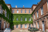 <center>La rue Croix-Baragnon.</center>Hôtel d'Andrieu de Montcalvel.La cour principale, aux élévations sobres et sans décoration, presque sévères, est pavée de galets. Un passage couvert à gauche permet d'accéder à une cage d'escalier ainsi qu'à une seconde cour.