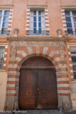 <center>Rue Mage</center>Hôtel d`Orbessan. L'hôtel est construit au milieu du XVIIe siècle pour Bernard d'Aignan, seigneur d'Orbessan et conseiller au parlement entre 1652 et 1677. La large façade, de style classique, se développe sur six travées et s'élève sur trois niveaux (un rez-de-chaussée et deux étages décroissants). La porte cochère, bâtie en brique et pierre alternées, est voûtée en plein cintre. Elle est encadrée de consoles représentant des bustes de femme et des mascarons grimaçants, qui soutiennent un entablement sculpté d'une frise de rinceaux et surmonté d'une corniche à denticules. Les fenêtres ont des linteaux et des appuis en pierre, tandis que les piédroits sont en brique et pierre alternées. Celles du 1er étage ont de plus des balconnets en pierre et des garde-corps en fer forgé.