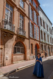 <center>Rue Mage</center>Tour Reynier et hôtel Davasse. La tour de style gothique qui s'élève dans l'angle nord-ouest de la première cour, témoigne d'un premier hôtel particulier construit au début du XVIe siècle pour Élie Reynier, lieutenant du juge d'appeaux et capitoul en 1502-1503. Au cours du XVIIIe siècle, l'hôtel est acheté par Bernard Davasse de Virven, capitoul en 1763-1764. Il fait profondément remanier sa propriété et construire une nouvelle façade sur la rue Mage qui déploie ses balcons en fer forgé.