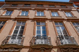<center>Rue Mage</center>Tour Reynier et hôtel Davasse. Ses balcons en fer forgé, qui dessinent des fleurs, des feuilles, des palmettes et des volutes. Les consoles qui supportent les balcons sont ornées de feuillages dans lesquelles passent des guirlandes.