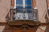 <center>Rue Mage</center>Tour Reynier et hôtel Davasse. Ses balcons sont ornés de fleurs typiques : des roses sauvages, des violettes et des soucis. Ces fleurs sont une référence à un prix de poésie et de littérature, créé en 1324 par des troubadours et existant toujours aujourd'hui.
Les prix sont décernés au Capitole et le tout premier prix était une violette en or pur.
Nous ne savons pas pourquoi Bernard Dabasse de Virvin fit mettre sur sa façade cette référence au concours littéraire. Peut-être était-il un ami des arts ? Ou peut être un écrivain ou un poète lui-même ? Les consoles qui supportent les balcons sont ornées de feuillages dans lesquelles passent des guirlandes.