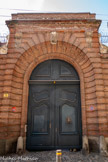 <center>Rue Mage</center>Hôtel d'Espie (ou Courtois de Viçose). L'hôtel est construit à partir de 1749 par l'architecte Hyacinthe de Labat de Savignac pour Félix-François d'Espie (1708-1792). L'hôtel, de style néo-classique, est construit entre cour et jardin. La porte cochère, voûtée en plein cintre, est  traité en bossage. Elle est surmontée d'une agrafe en pierre sculptée du mascaron d'un homme barbu. L'entablement, soutenu de consoles en pierre ornées de guirlandes de fleurs, est surmonté d'une corniche et d'un attique.