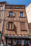 <center>Rue Perchepinte</center>Le nom de la rue Perchepinte lui vient d'une perche à bascule qui servait à puiser l'eau du puits Doux, un puits à balancier qui se trouvait au centre de la petite place Perchepinte. Comme cette perche  était peinte, la place et la rue reçurent dans la première moitié du XVIe siècle le nom de « Perge-Pinte », francisé en « Perchepinte » dans la deuxième moitié de ce siècle. <br> L'immeuble est construit en corondage hourdé en brique à la fin du XVe siècle ou au début du XVIe siècle. Large de deux travées, il s'élève sur deux étages carrés et un étage de comble qui était ouvert, mais fermé lors d'un remaniement, probablement au XIXe siècle. Le pan de bois des deux étages est en grille, tandis que celui du comble est en croix de Saint-André.