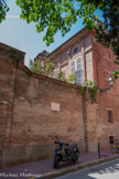 <center>Rue Velane</center>Hôtel de Pennautier (ou de Riquet de Bonrepos). Sur la rue Vélane, les deux corps de bâtiments des ailes latérales sont reliées par un mur de clôture couronné d'une corniche moulurée.