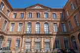 <center>Rue Ninau</center>Hôtel de Castagnier d'Auriac (ou de Lostanges). Au rez-de-chaussée, les portes-fenêtres sont en plein cintre et sont ornées de mascarons. Aux étages, les fenêtres sont segmentaires et dotées de garde-corps en fer forgé. Le corps de bâtiment en fond de cour se distingue par son élévation symétrique : les trois travées centrales forment un avant-corps en saillie, couronné d'un fronton triangulaire orné d'armoiries sculptées dans la pierre.