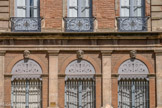<center>Rue Ninau</center>Hôtel de Castagnier d'Auriac (ou de Lostanges). Au rez-de-chaussée, les portes-fenêtres sont en plein cintre et sont ornées de mascarons.
