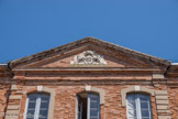 <center>Rue Ninau</center>Hôtel de Castagnier d'Auriac (ou de Lostanges). Le  fronton triangulaire orné d'armoiries sculptées dans la pierre.