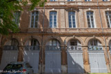 <center>Rue Ninau</center>Hôtel de Castagnier d'Auriac (ou de Lostanges). Au rez-de-chaussée, les portes-fenêtres sont en plein cintre et sont ornées de mascarons. Aux étages, les fenêtres sont segmentaires et dotées de garde-corps en fer forgé. Le corps de bâtiment en fond de cour se distingue par son élévation symétrique : les trois travées centrales forment un avant-corps en saillie, couronné d'un fronton triangulaire orné d'armoiries sculptées dans la pierre.