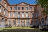 <center>Rue Ninau</center>Hôtel de Castagnier d'Auriac (ou de Lostanges). L'édifice comporte trois corps de bâtiments en U autour d'une cour centrale, fermée du côté de la rue Ninau par un mur de clôture percé d'un portail. Les différents niveaux sont de hauteur décroissante et sont séparés par un cordon de briques.
