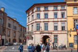 <center>Place Saintes-Scarbes.</center>Au centre de cette place se dressaient au Moyen-Âge un orme et un oratoire. L'hôtel de Léonard Dubourg. Bâti par l'architecte Nicolas Buterne, l'hôtel est doté d'un escalier d'un nouveau type à Toulouse qui ne dessert que le premier étage, comme cela se pratiquait alors à Paris. Le propriétaire obtint également d'empiéter sur la voie publique pour élargir un pan coupé permettant de construire un balcon, lequel permettait de voir et d'être vu sur cet axe proche de la cathédrale sur lequel passaient les processions.