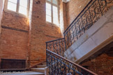 <center>L'hôtel de Léonard Dubourg.</center>L'hôtel a conservé son remarquable escalier mis en place en 1685 par le tailleur de pierre Jean Ayriès, connu pour ses travaux à l'Hôtel de Ville. Il est d'un type nouveau à Toulouse, qu'on ne trouve alors qu'au Capitole : ouvrant sur le vestibule, voûté d'arcs suspendus à clés pendantes, il ne dessert que le premier étage (appelé bel étage) ainsi que cela se fait dans les grands hôtels parisiens que construisent les François Mansart, Louis Le Vau ou Antoine Lepautre pour leur clientèle aristocratique.