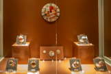 <center>Musée des arts précieux Paul-Dupuy</center>Une pendule et des montres.