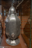 <center>Musée des arts précieux Paul-Dupuy</center>Réserve à Thériaque. France, 1624. Étain gravé.