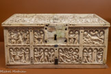 <center>Musée des arts précieux Paul-Dupuy</center>Coffret « Scènes de la Vie de la Vierge »
France, XIVe siècle. Ivoire