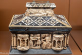 <center>Musée des arts précieux Paul-Dupuy</center>Coffret : le lai d’Aristote. Florence, Italie, 2e moitié du XIVe* siècle Corne, os et bois