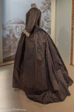 <center>Musée des arts précieux Paul-Dupuy</center>Robe à l’anglaise
France, 4e quart du XVIIIe siècle Pékin de soie