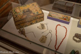 <center>Musée des arts précieux Paul-Dupuy</center>Boite à ouvrage. XVIIIe. Bois et soie brodée.<br>
Boite à savon. Carton et papier.<br>
Porte-bouquet. France, XIXe siècle. Métal, nacre et pâte de verre. <br>
Carnet de bal France, vers 1900.Ivoire et argent<nr>
Carnet de bal France, 19e siècle. Ivoire.<br>
Collier Espagne, 19e siècle vermeil et corail