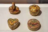 <center>Musée des arts précieux Paul-Dupuy</center>3 Boites, XVIIIe siècle. Carton et bergamoteas : Boite, XVIIIe siècle. Carton et bergamote et paperolle.