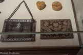 <center>Musée des arts précieux Paul-Dupuy</center>Sac. France, XIXe siècle. Acier résille. <br>
Sac de bal. XIXe siècle. Soie, fil d’or et carton.