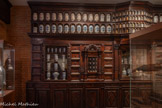 <center>Musée des arts précieux Paul-Dupuy</center>L'apothicairerie du collège des Jésuites : pharmacie dont l’élément majeur est le droguier des Jésuites de Toulouse, réalisé en 1632 par Loïs Behorri et Jean escoubé. Ce meuble imposant, complété d’un cabinet à deux corps du maître Jean Escoubé, est garni de faïences des XVIIe et XVIIIe siècles provenant en majorité des ateliers de Montpellier et de Toulouse. Cruches, pots canons, albarelli et chevrettes s’alignent sur les étagères et côtoient les mortiers, la verrerie et les étains médicaux.