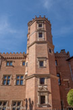 <center>Hôtel Dahus</center>Il est construit dans les années 1460 ou 1470 pour le juge Pierre Dahus, capitoul en 1474-1475. L'hôtel est couronné de faux créneaux et faux mâchicoulis, s'inspirant des châteaux seigneuriaux de la noblesse traditionnelle que cherchait à imiter la nouvelle noblesse de robe. Le percement de la rue Théodore-Ozenne en 1910 emporte la partie ouest de l'hôtel, mais une campagne de restauration transforme l'ancien mur de refend en façade ouest et restitue les fenêtres gothiques à croisée (disparues au XVIIIe siècle pour des fenêtres plus grandes).