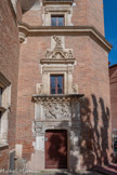 <center>Hôtel Dahus</center>Au pied de la tour, la porte est mise en valeur par un ensemble sculpté en pierre, qui s'étage sur quatre niveaux. Au 1er niveau, la porte est encadrée de deux pilastres à chapiteaux corinthiens, qui supportent l'entablement sur lequel repose le décor du 2e niveau. Dans le cadre formé par deux pilastres à chapiteaux ioniques, deux lions soutiennent une urne funéraire à demi-voilée et posée sur un rocher, qui rappelle le souvenir du fils de Guillaume de Tournoer, Gabriel de Tournoer, mort le 21 mars 1532. Une fine corniche à modillons surmonte cet ensemble et sert d'appui à la fenêtre qui s'ouvre au 3e niveau. Elle est encadrée de rinceaux et de pilastres à chapiteaux corinthiens, qui supportent un entablement et un motif de sculpture, où se dessine, quoique martelée, la tour du blason des Tournoer, « d'azur à la tour d'argent crénelée, fenestrée et maçonnée de sable », entourée d'un cadre trilobé portant la devise latine « ESTO MICHI D[OMI]NE TURRIS FORTITUDINIS A FACIE I[N]IMICI » en français : « Sois pour moi, Seigneur, une tour de courage face à mon ennemi ». L'ensemble est surmonté de trois putti qui tiennent une guirlande de fleurs et une corne d'abondance.