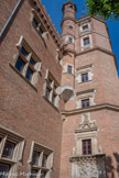 <center>Hôtel Dahus</center>La tour est construite en deux étapes, au XVIe siècle et au XVIIe siècle. Elle est commencée en 1532 à la demande du président au Parlement Guillaume de Tournoer, mais les travaux s'interrompent probablement à sa mort, en 1533. Dans l'angle, à la hauteur du premier bandeau, subsiste un cul-de-lampe qui avait été destiné à soutenir la tourelle, qui ne fut pas construite. La tour n'est complétée qu'au milieu du XVIIe siècle, en même temps qu'est construite la tourelle. Cette dernière repose sur une trompe, un peu au-dessus du cul-de-lampe qui avait été construit au XVIe siècle.
L'escalier à vis de la tour est le plus vaste de ce type des hôtels particuliers toulousains de la Renaissance.