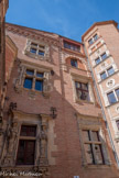 <center>Hôtel du Vieux-Raisin.</center>Aile de gauche. A gauche. on voit un morceau du portique. A droite, la fenêtre du deuxième étage est de style Première Renaissance .