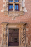 <center>Hôtel du Vieux-Raisin.</center>Aile de droite. Au rez-de-chaussée, des figures hybrides dont les pattes se terminent par des têtes de personnages.